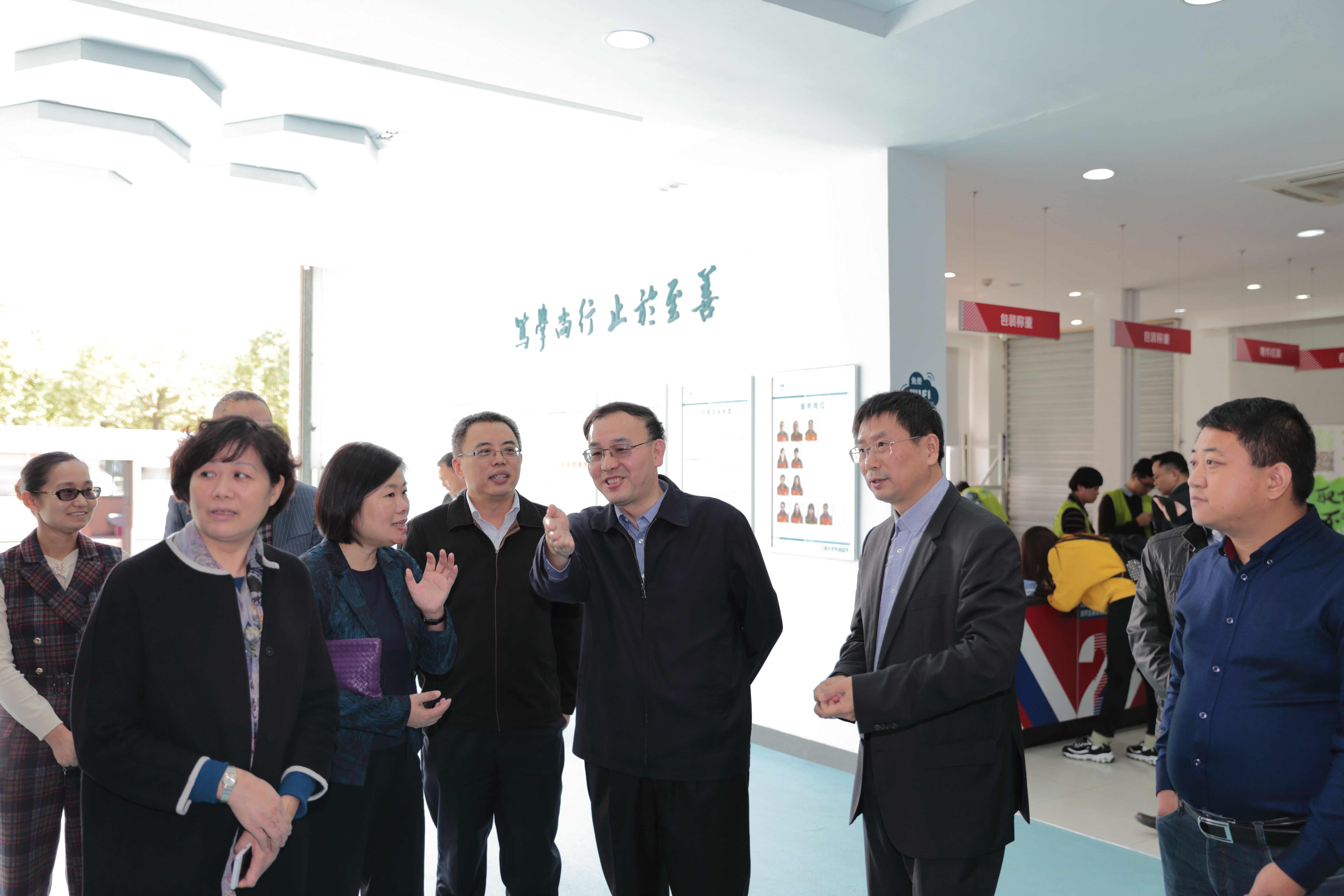 国家邮政局党组书记、局长马军胜一行莅临我校