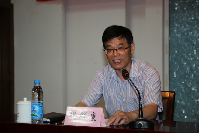 校工会主席冯群康主持会议