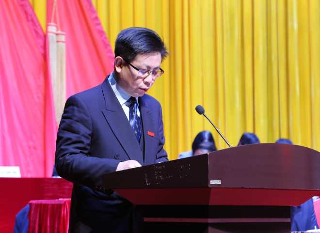 校工会副主席邬洋作工会工作报告