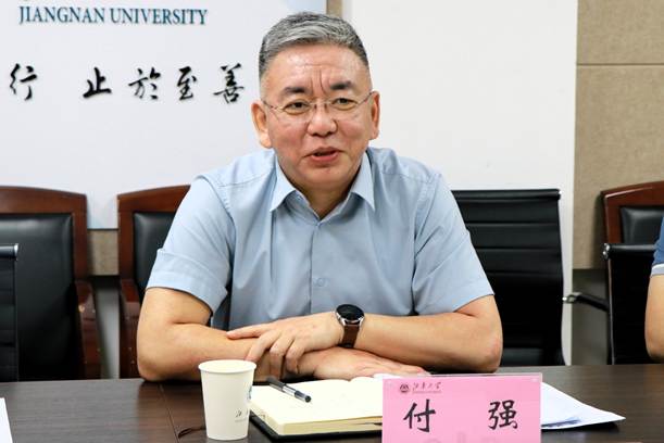 男人坐在桌子前 AI 生成的内容可能不正确。