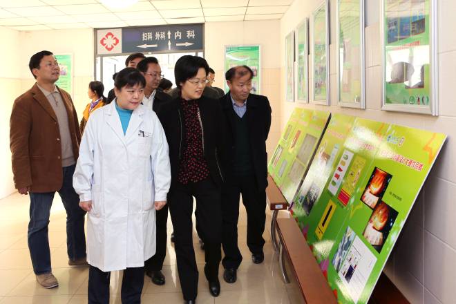 副市长华博雅观看活动展板