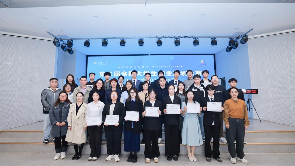 3 成长赛道参赛选手合影.jpg