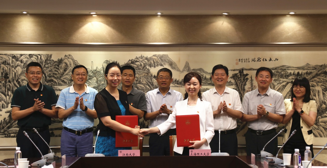 说明: C:\Users\user\Desktop\0827上海理工大学来校调研座谈会照片(精选)\签约3.jpg