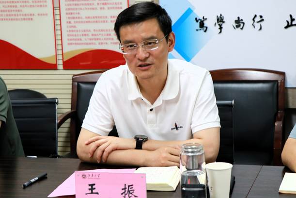 桌子前坐着的人 AI 生成的内容可能不正确。