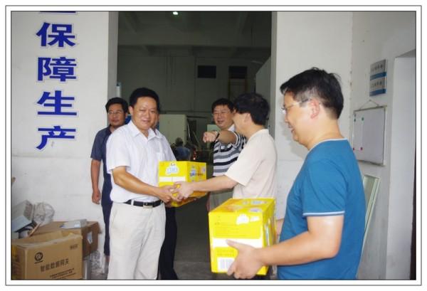 校领导看望慰问坚守岗位的后勤职工