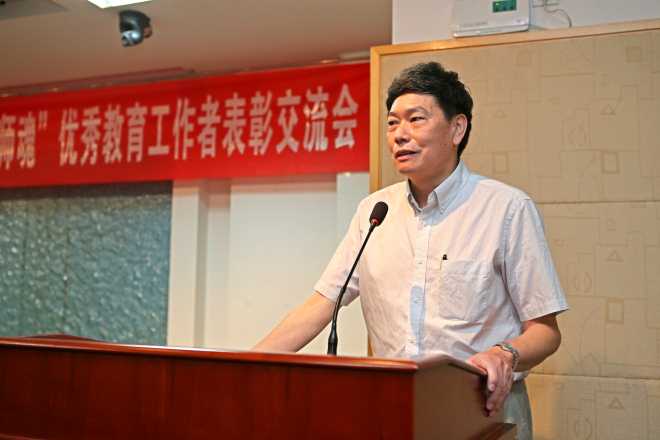 “师德标兵”化工学院曹光群交流发言