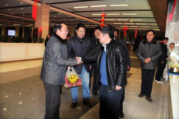 陈坚校长向第一食堂员工送上慰问品