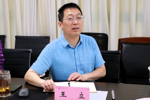 桌子前坐着的人 AI 生成的内容可能不正确。