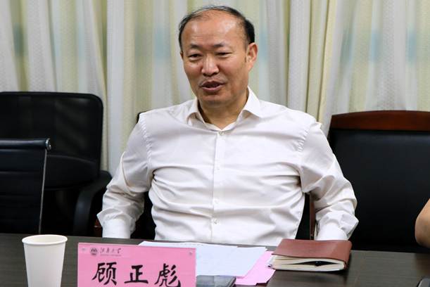 穿白色衣服的人在桌子前 AI 生成的内容可能不正确。