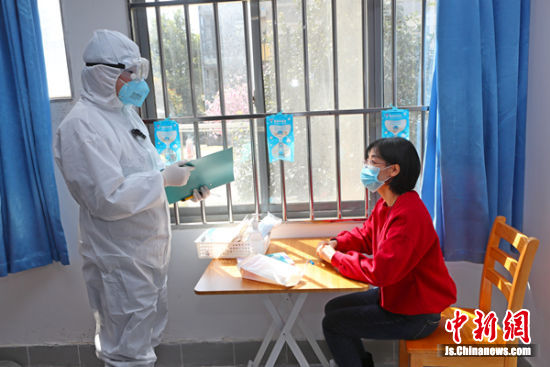 校医对返校后宿舍园区出现发热症状的学生进行详细询问_副本