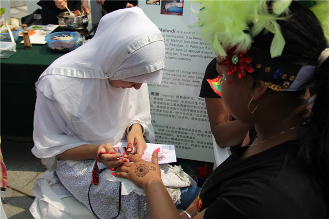 留学生为大家展示自己国家的特色文化