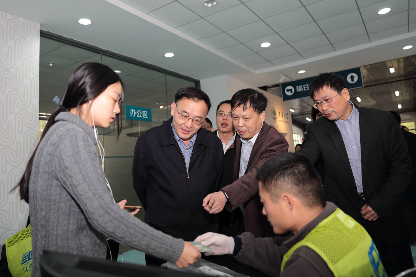 查看取件学生通过校园智能卡刷卡验证流程