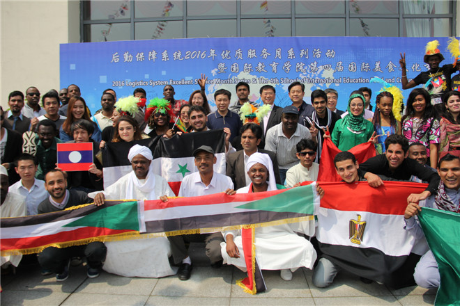 参会嘉宾和中外留学生们一起合影留念