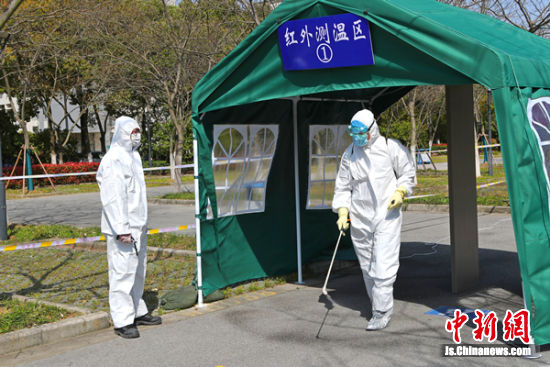 工作人员现场消杀_副本