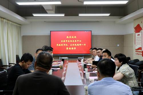 会议室里的人们 AI 生成的内容可能不正确。