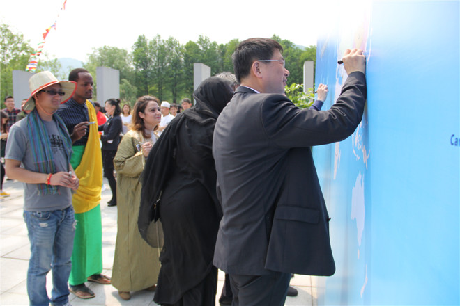 参会嘉宾及中外留学生们上台签名留念