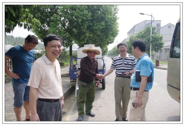 校领导看望慰问坚守岗位的后勤职工