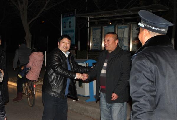 陈坚校长与北门门卫亲切握手