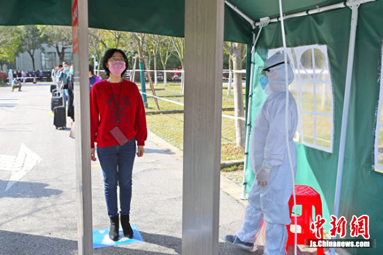 对学生进行红外线智能体温检测_副本